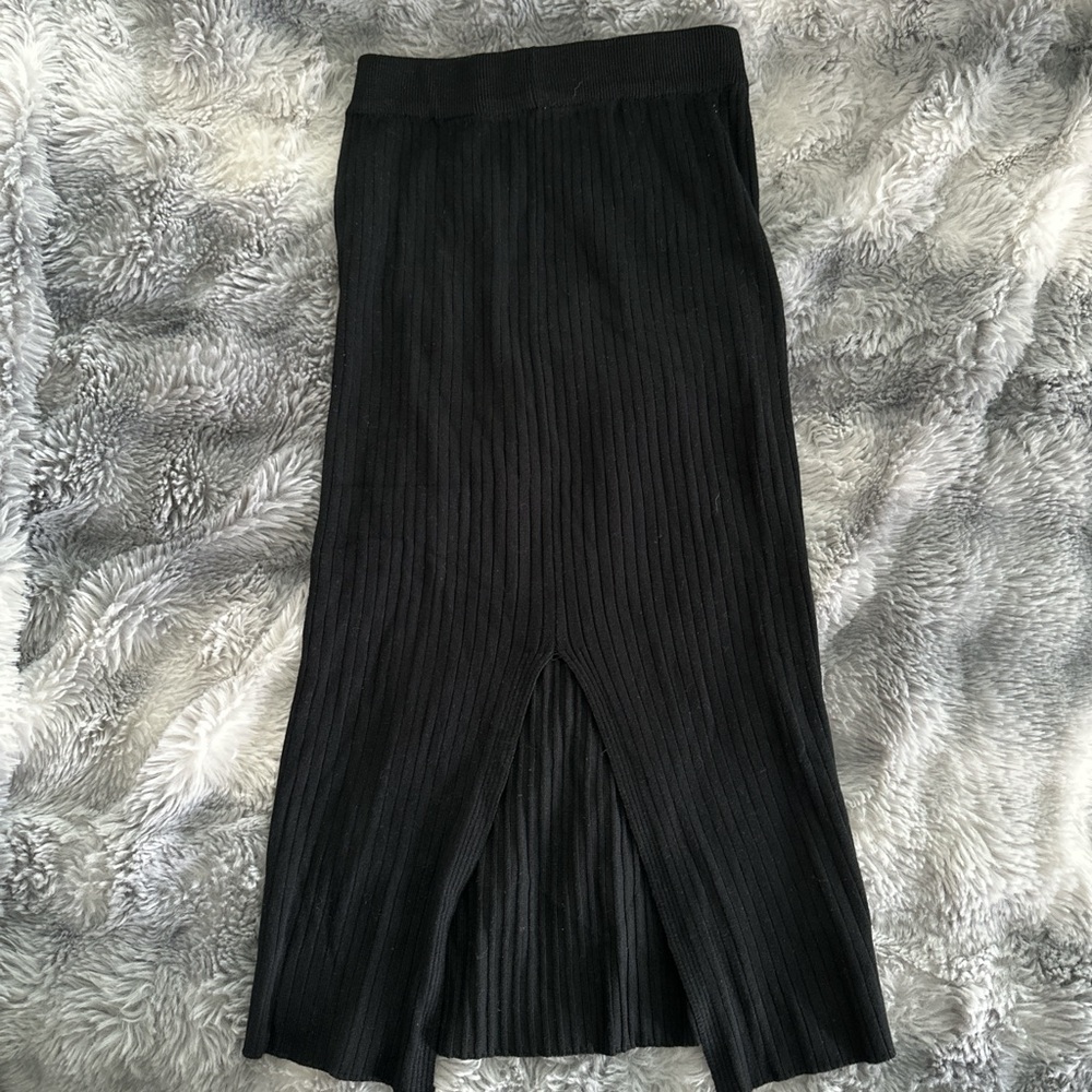 Elegant Black Ribbed Knit Pencil Skirt